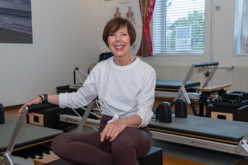 Jolanda Cinjee lachend in haar Pilates Delft studio
