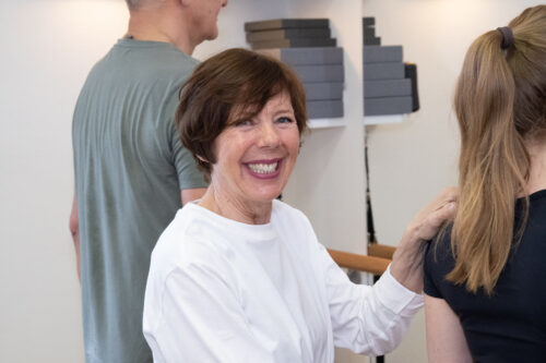 Jolanda Cinjee begeleidt persoonlijk een client bij Pilates Delft