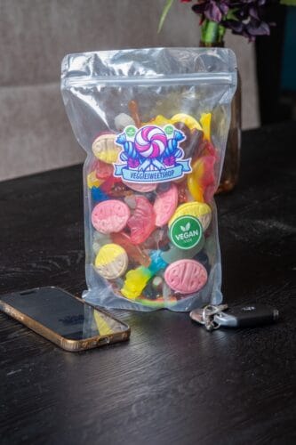 Sfeerfoto van een zak zoet veggie snoep op een donkere tafel