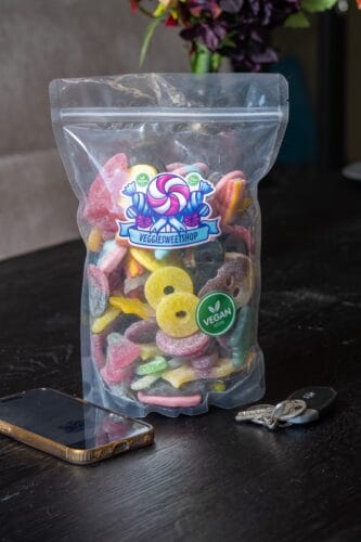 Sfeerfoto van een zak zoet-zure veggie snoep